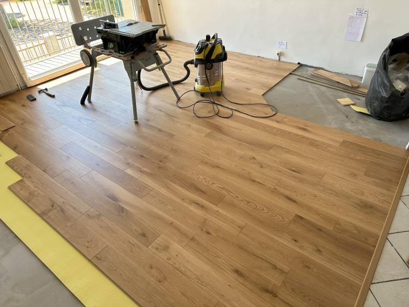 Avancement de la pose de parquet contrecollé flottant