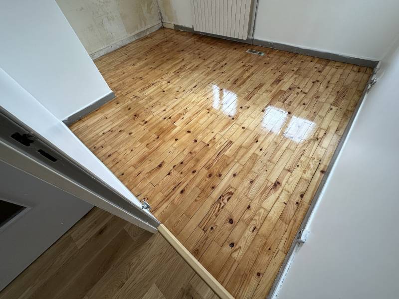 Ponçage pour rénover le parquet massif pin de la chambre