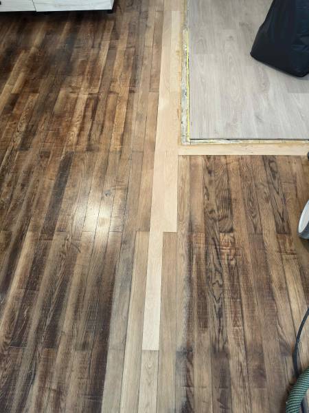 Réparation du parquet terminée avec seuils bois